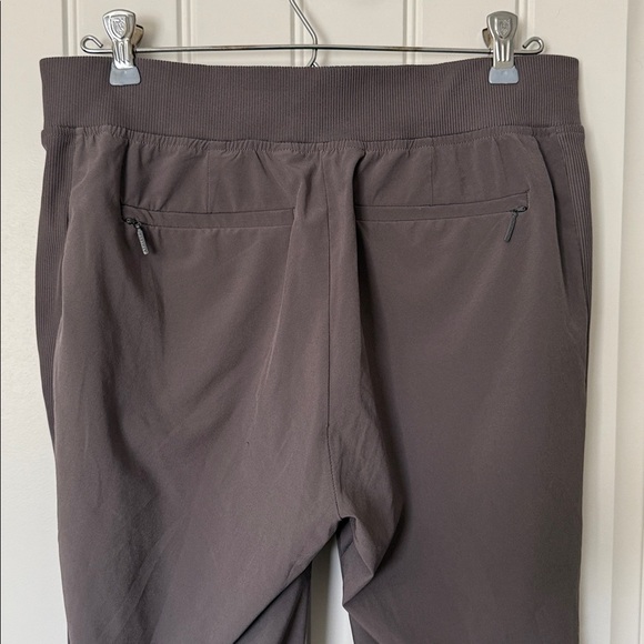 Athleta - Brooklyn Mid Rise Ankle Pant - Size 6 - Good Condition!! - Picture 8 of 9